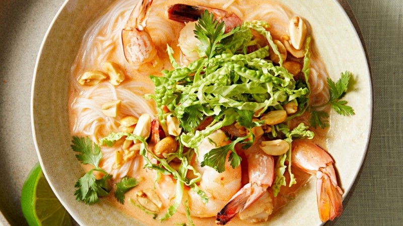 Coconut soup with Noodle and smoked shrimp with tea