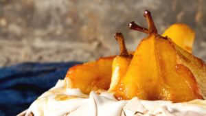 Pavlova with caramelised pears cooked in red tea